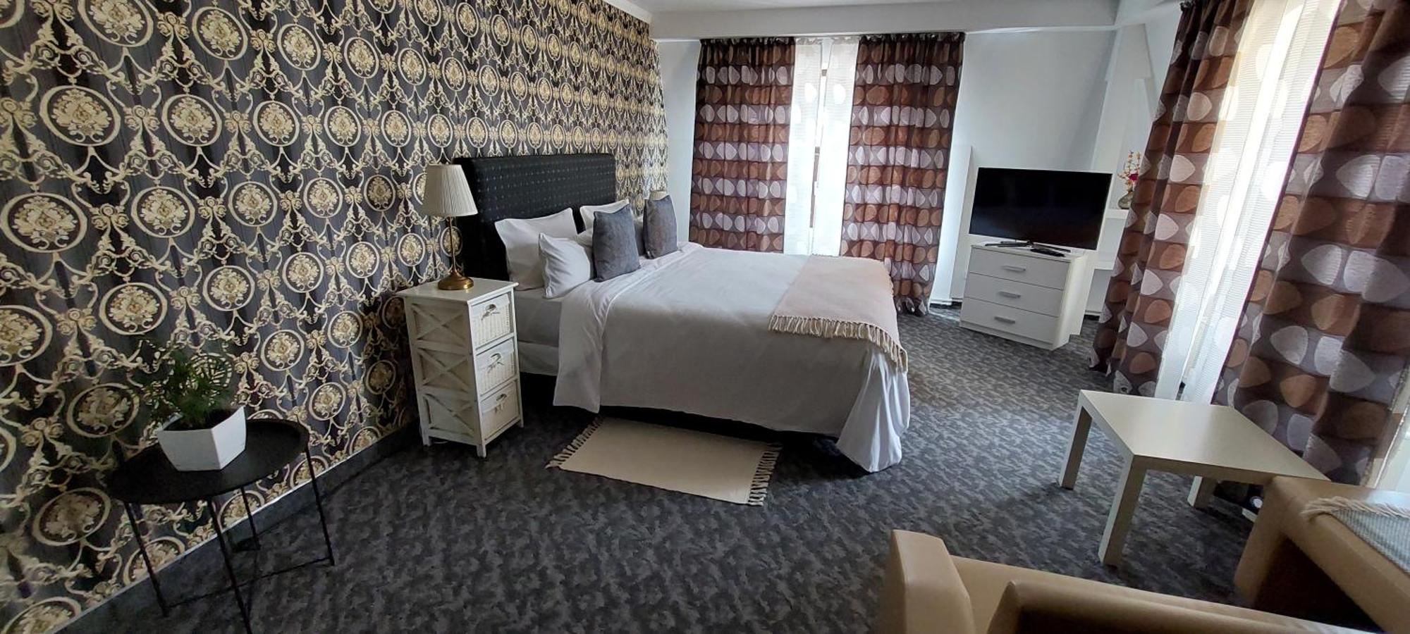 Harmony House Hotell Târgu Jiu Exteriör bild
