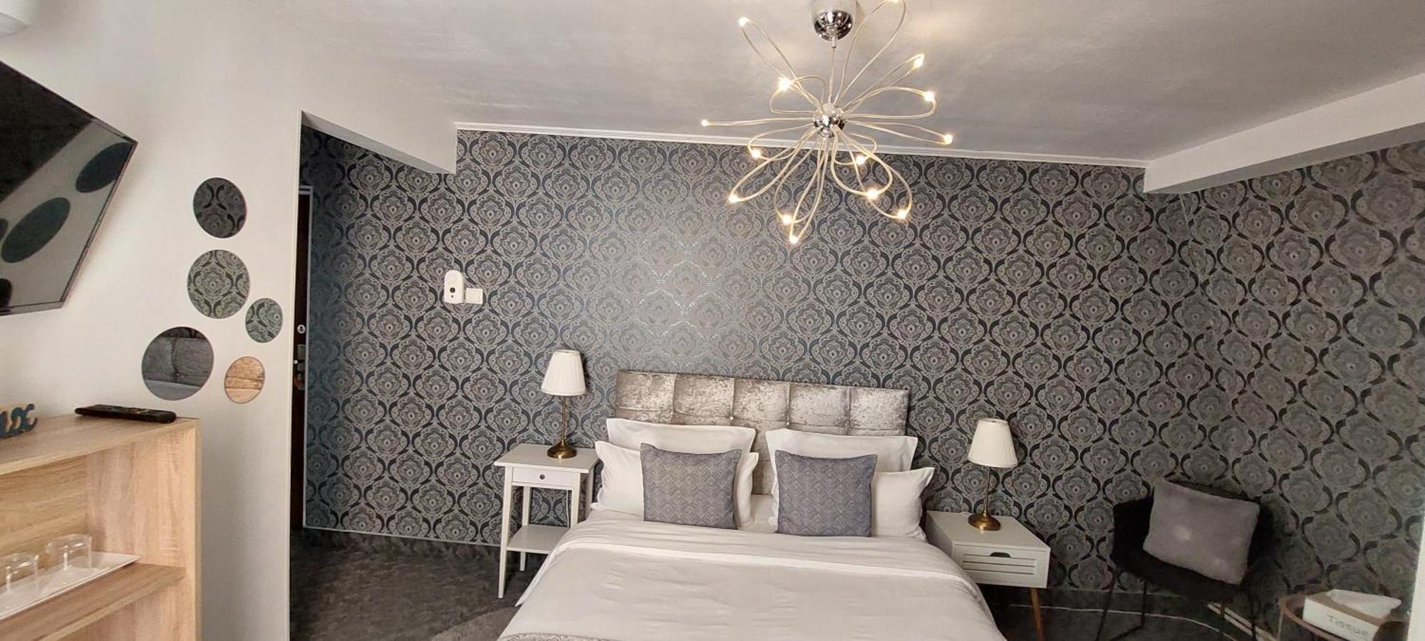 Harmony House Hotell Târgu Jiu Exteriör bild