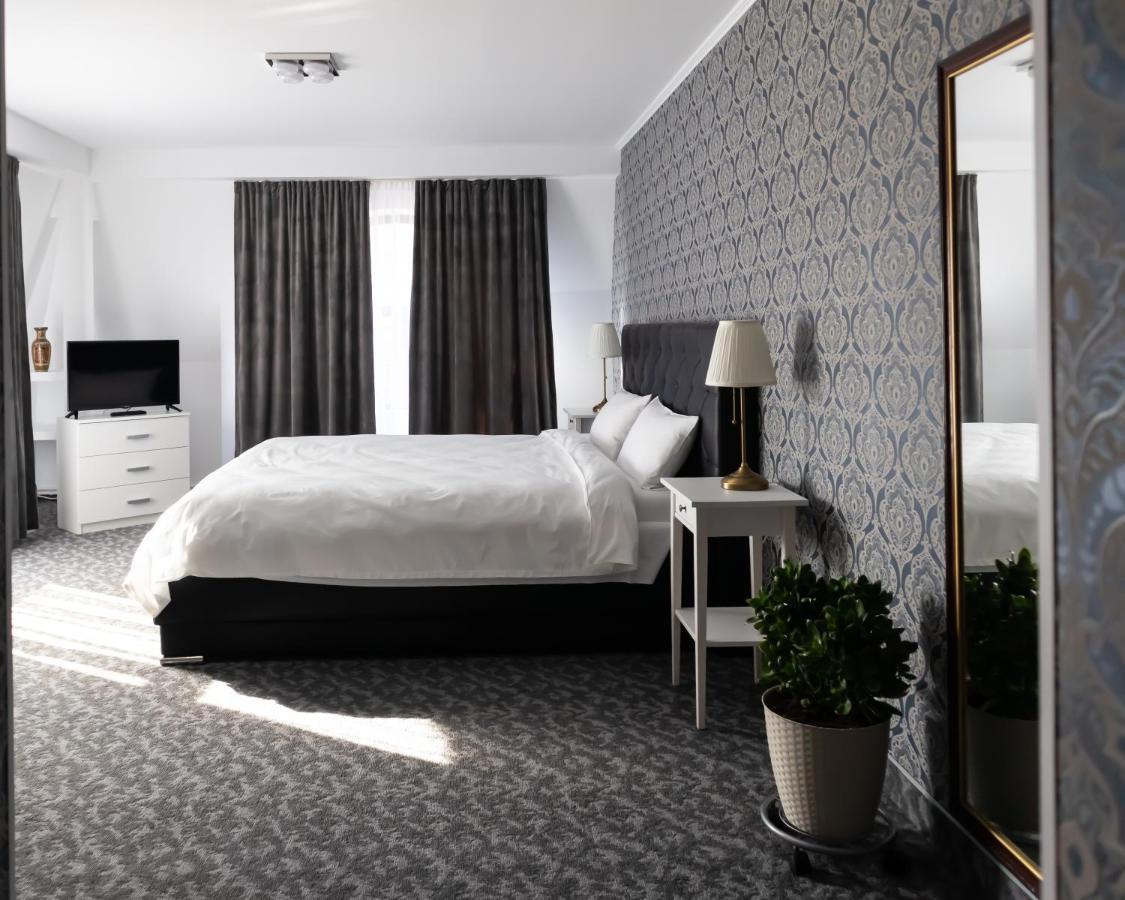 Harmony House Hotell Târgu Jiu Exteriör bild